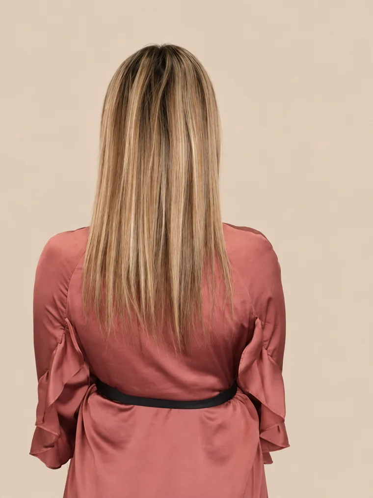 schulterlanges, glattes blondes Haar mit dünnen Spitzen und herausgewachsenem dunklem Ansatz