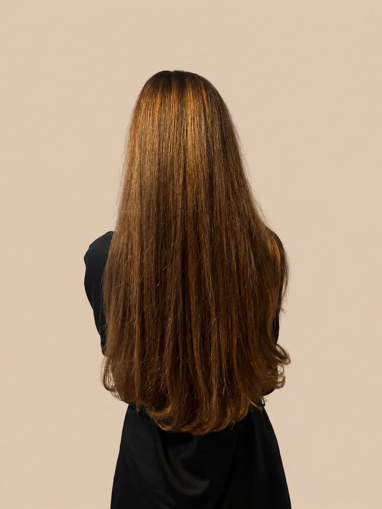 braunes Haar gleicher Länge mit deutlich mehr Fülle und leichten Strähnen