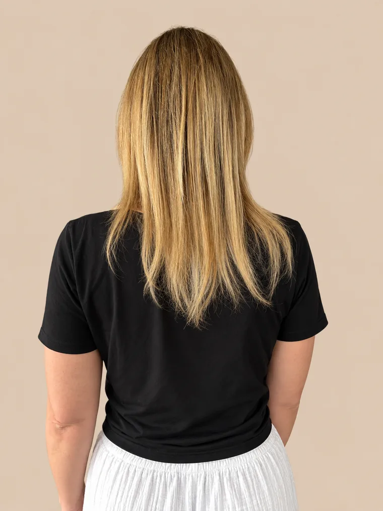 schulterlanges, gestuftes blondes Haar mit dünnen Spitzen