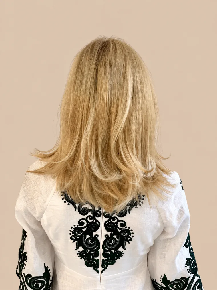 längeres, gestuftes blondes Haar mit mehr Fülle