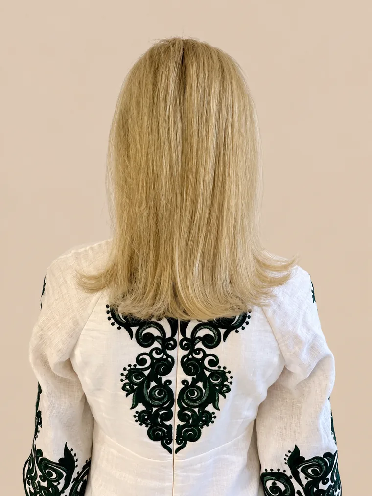 schulterlanges, glattes blondes Haar mit wenig Volumen
